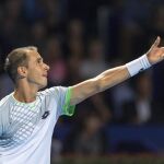 Imagen del tenista checo Lukas Rosol saca ante el español Rafael Nadal durante el partido de primera ronda del torneo de Basilea disputado en Suiza,el 26 de octubre de 2015