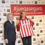 Enrique Cerezo recibe a la Infanta Elena a su llegada a la presentación de la campaña de concienciación sobre emergencias cardíacas en el deporte 'Juega Seguro'