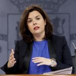 La vicepresidenta del Gobierno en funciones, Soraya Sáenz de Santamaría, durante la rueda de prensa posterior a la reunión del Consejo de Ministros hoy en La Moncloa.