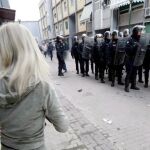 Imagen de archivo de policías italianos que patrullan una calle del centro de Nápoles