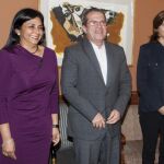 El canciller de Ecuador, Ricardo Patiño (c), junto a las cancilleres de Venezuela, Delcy Rodríguez (i), y de Colombia, María Ángela Holguín (d)