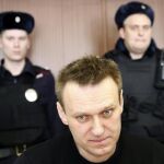 El líder opositor ruso, Alexei Navalni (c), durante una audiencia en el Tribunal de Moscú
