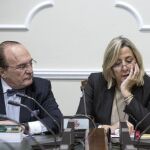 Asunción Barberá, hermana de la exalcaldesa de Valencia, conversa con su abogado en la comisión de investigación sobre la gestión del PP