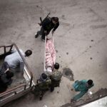 Rebeldes sirios llevan a una mujer herida al hospital en Alepo, Siria