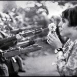 Su nombre era Jan Rose Kasmir y, según declaró ella misma, su única intención era hablar de amor a los soldados apostados frente a ella con sus rifles