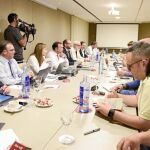 Representantes de patronal y sindicatos de la estiba, momentos antes de iniciar la reunión de ayer