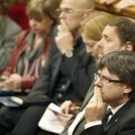 El presidente de la Generalitat, Carles Puigdemont (d), durante la sesión de control al Govern en la que ha defendido que el Parlament debata la moción que ratifica la declaración