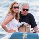 Felipe González y Mar García Vaquero durante unas vacaciones en Ibiza