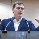 Albert Rivera visitó ayer al grupo municipal de Ciudadanos en el Ayuntamiento de Madrid y estuvo acompañado por su portavoz, Begoña Villacís