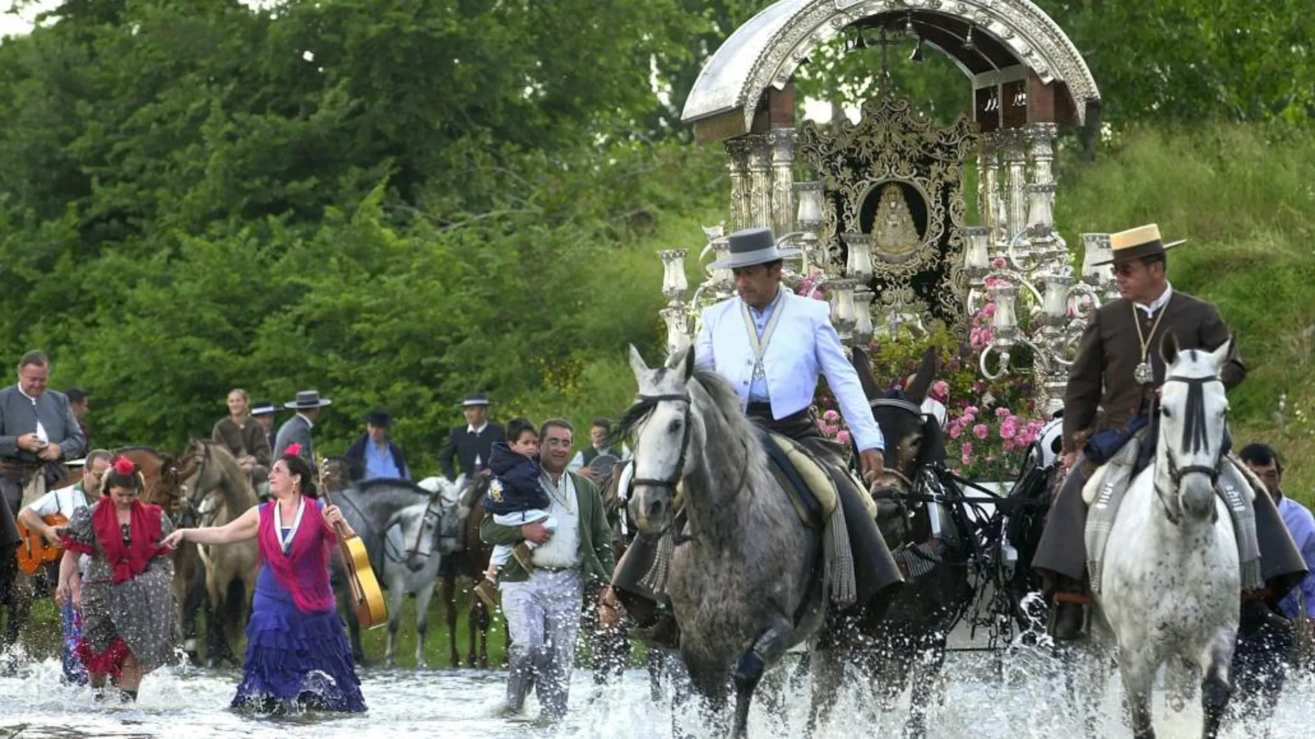 Paso a paso, a las órdenes del alcalde de carreta, estas comitivas, en torno a su Simpecado, van cubriendo el camino que las separa de la Virgen del Rocío.