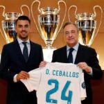 Dani Ceballos posa con su nueva camiseta en la sala de trofeos de Bernabéu, acompañado de Florentino Pérez