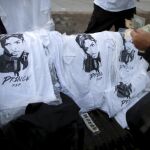 Camisetas en recuerdo del artista.