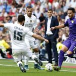 El defensa del Real Madrid, Daniel Carvajal, se disputa la pelota con el centrocampista del Málaga, Juan Carlos Pérez