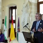 El ministro de Educación, Cultura y Deporte, Íñigo Méndez de Vigo y la consejera de Cultura andaluza, Rosa Aguilar en ujn acto celebrado ayer