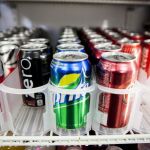 Los refrescos son los dulces favoritos de las moscas, por lo que las latas vacías deben tirarse al cubo de la basura