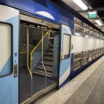 Un andén vacío en la estación de trenes de Chatelet Les Halles en París
