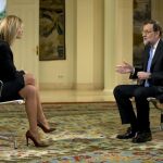 Mariano Rajoy, ante la periodista Susanna Griso, durante la entrevista concedida hoy en un programa matinal de Antena 3.