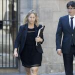 La consellera portavoz, Neus Munté (i), y el presidente de la Generalitat de Cataluña, Carles Puigdemont.