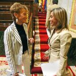 La ex vicepresidenta del Gobierno, Mª Teresa Fernádez de la Vega, junto a Carme Chacón, en el Congreso