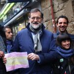 Mariano Rajoy y García Albiol posan con una bandera de España pintada por una niña