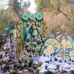 La comitiva de Sevilla salió del Rectorado de la Universidad media hora más tarde de lo previsto, aunque las inclemencias del tiempo no anularon la ilusión