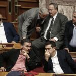 El ministro griego de Finanzas, Euclid Tsakalotos, (i) habla con el presidente griego, Alexis Tsipras el pasado 17