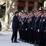 El presidente de la Generalitat de Cataluña Carles Puigdemont (c), junto al Major de los Mossos d'Esquadra Josep Lluis Trapero (i), a su llegada a la ofrenda floral al monumento a Rafael Casanova con motivo de la celebración de la Diada