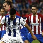 El delantero francés del Atlético de Madrid Antoine Griezmann (detrás) presiona al defensa de la Real Sociedad Yuri Berchiche durante el partido de la jornada trigésima de Liga en Primera División que disputan en el estadio Vicente Calderón de Madrid.