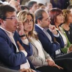 El presidente de la Junta de Extremadura, Guillermo Fernández Vara, en primera línea junto a su homóloga andaluza, Susana Díaz