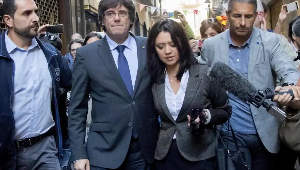 Carles Puigdemont (c), acompañado por su esposa, Marcela Topor, tras almorzar en un céntrico restaurante de Gerona. EFE/Marta Pérez