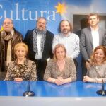 Los miembros del jurado de este Premio «Pilar Fernández Labrador», Jesús Fonseca, Muñoz Quirós, Carlos Aganzo, Pérez Alencart Alencart, Barrera Prieto, Miguel Elías, Ruiz Barrionuevo, Fernández Labrador, Guadalupe Salas y Pérez Castrillo
