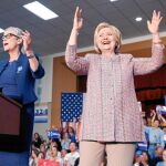 Hillary Clinton, en un acto de campaña en California con Jamie Lee Curtis
