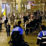 Vía Crucis organizado por la Hermandad de los Estudiantes ante la mirada de la Policía Local