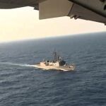 Un avión y un barco se desplazan a la zona donde se han encontrado los restos del avión
