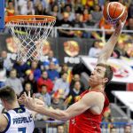Fran Vázquez, en una acción ante Eslovenia durante las "ventanas FIBA"