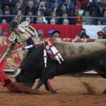 José Tomás lidia su primer toro de la tarde, "Brigadista"de 516 kg, durante una corrida benéfica en beneficio de las víctimas de los terremotos del septiembre pasado, en la Monumental Plaza México, en Ciudad de México (México).