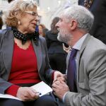 La alcaldesa de la capital, Manuela Carmena, conversa con Luis Cueto