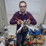 Fidel Aznar forma parte del grupo de investigación I3A del Departamento de Ciencia de la Computación e Inteligencia Artificial de la Universidad de Alicante, que ha desarrollado un sistema que dota a los drones de autonomía para tomar decisiones en pleno vuelo y de capacidad para colaborar entre ellos en una misma tarea.