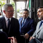 Javier Cremades y Alberto Ruiz Gallardón hablan con el abogado defensor del opositor venezolano Leopoldo López, Juan Carlos Gutiérrez en Caracas