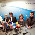 Carles Puigdemont acompañado por cinco de sus antiguos consejeros.