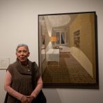Isabel Quintanilla ante su obra Habitación de costura (1974)