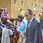 El ministro español de Asuntos Exteriores, José Manuel García-Margallo (d), en la Cooperativa de Mujeres de procesado de pescado, "Mauritanie 2000", Netwa Mint, durante su visita al proyecto "Mejora de acceso al consumo de pescado y refuerzo de la seguridad alimentaria"