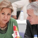 La vicepresidenta y consejera de Empleo, Rosa Valdeón, junto con el viceconsejero Mariano Gredilla, durante la reunión de la Conferencia Sectorial celebrada en Madrid