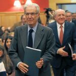 Antonio Garrigues Walker, ayer, en el Colegio Mayor San Pablo de Madrid. Detrás, Carlos Romero
