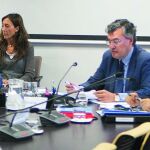 Las sillas vacías de los comparecientes en la comisión de investigación