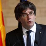 Carles Puigdemont, durante la comparecencia que ha realizado esta tarde en la que ha dejado vía libre para que el Parlament apruebe una declaración de independencia. EFE/Toni Albir