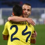 El delantero colombiano del Villarreal, Rafael Borré (i) celebra conn su compañero Roberto Soldado ante la Roma