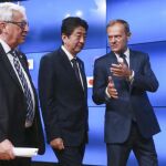 (i-d) El presidente de la Comision Europea, Jean-Claude Juncker, el primer ministro japonés, Shinzo Abe, y el presidente del Consejo Europeo, Donald Tusk, terminan la rueda de prensa ofrecida durante la cumbre bilateral de la Unión Europea y Japón