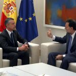 Imagen de archivo de la última reunión entre el presidente en funciones, Mariano Rajoy, y el lehendakari, Íñigo Urkullu