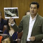 Juanma Moreno muestra la foto de una anciana en Urgencias